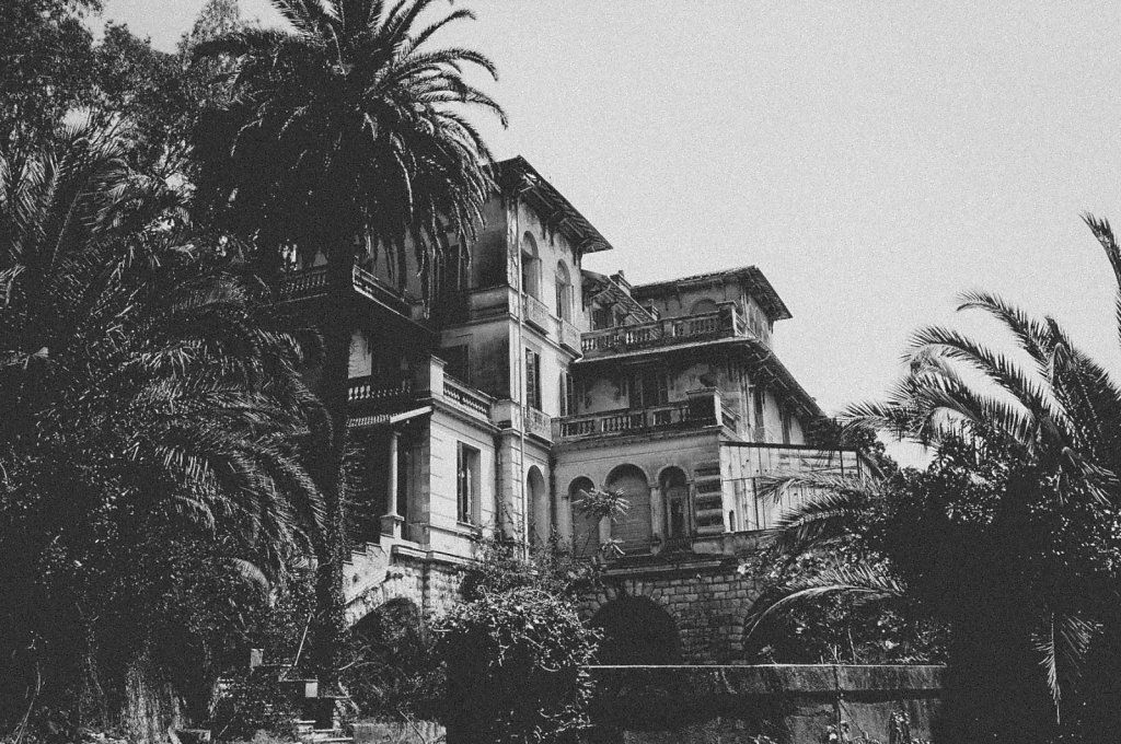 Abandoned-mansion.jpg